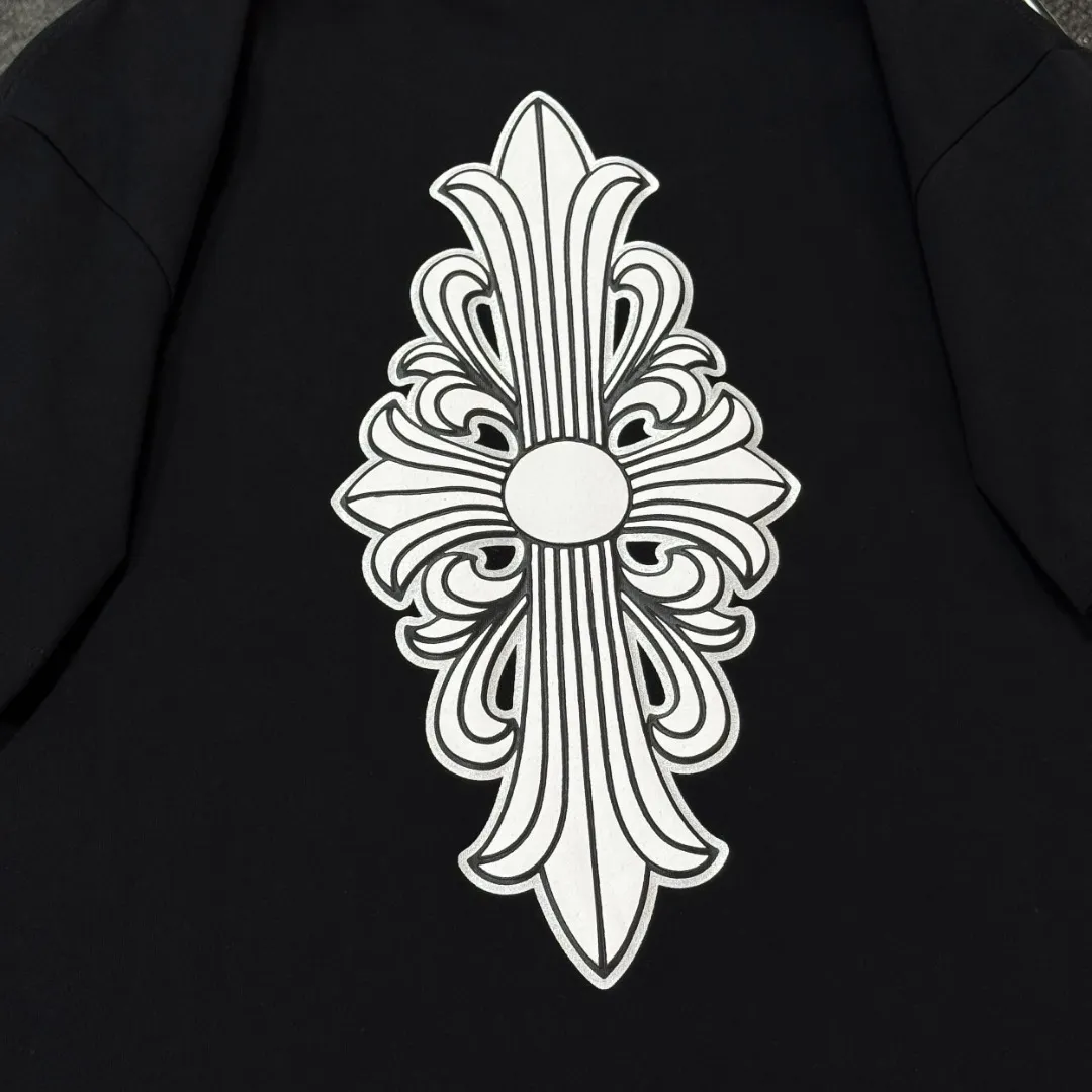 P180 Chrome Hearts 25 high-end versions. The fabric is made of 300 grams of high-density cotton. It does not deform or shrink. It has three labels. It is the same style for men and women. Technology: suede foaming + digital silver printing. Color: white, black. SIZE: S-XL.